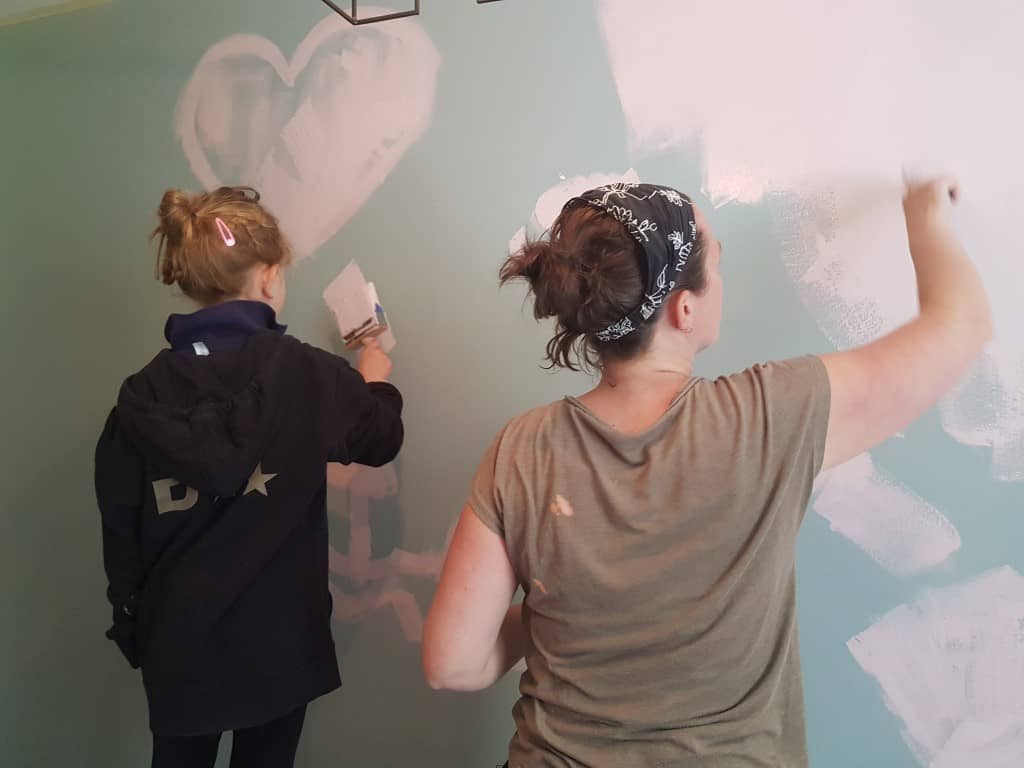 Afscheid nemen gaat in stapjes. We verfden de muur van mijn dochtertjes kamer roze. Voor mij ook weer afscheid nemen van een stukje Tieme.